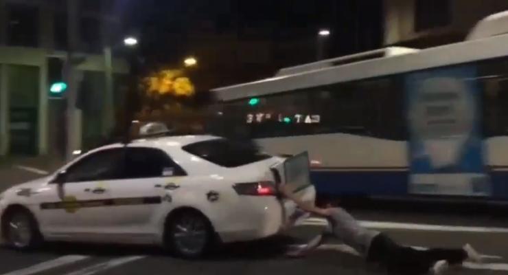 В Австралии парень зацепился за такси и прокатился по улице на животе