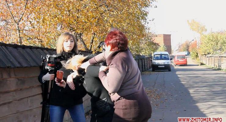 "Валик, отп**ди их": хозяйка гостиницы в Житомире набросилась на журналистов