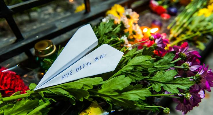 Всегда оставаться Человеком: Украинцы несут цветы к посольству РФ в Киеве