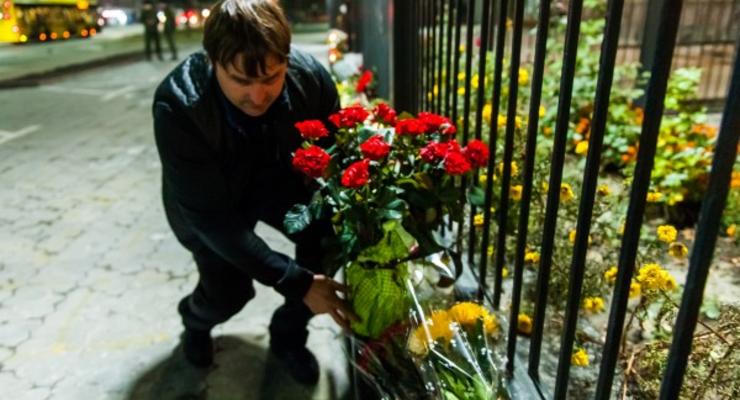 Бабченко: В Киеве десятки людей несут к посольству России цветы