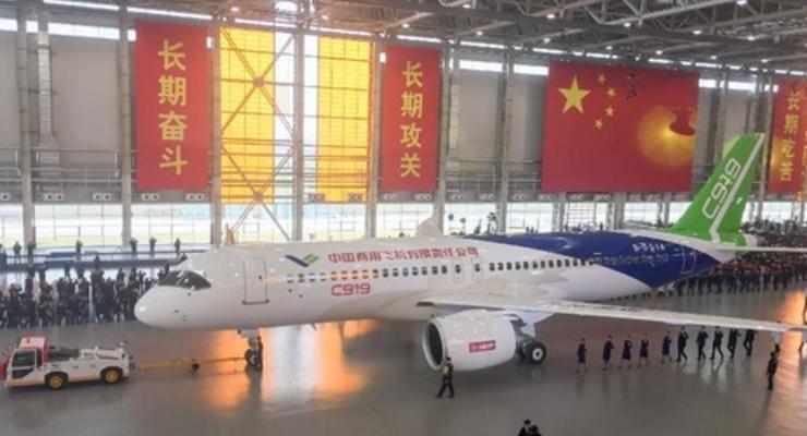 Китай представил первый пассажирский самолет собственного производства