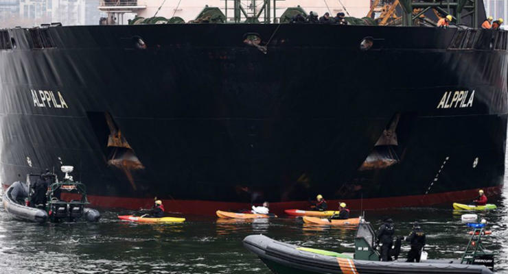 Активисты Greenpeace не пустили корабль РФ в порт Финляндии