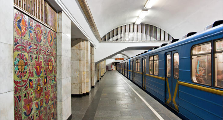 На станции метро Арсенальная человек упал под поезд