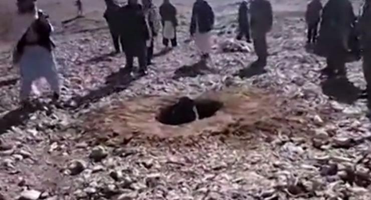 Цена измены: В Афганистане девушку забили за неверность камнями