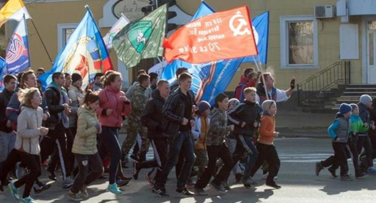Жители Луганска отжимались и приседали с флагами самопровозглашенной ЛНР