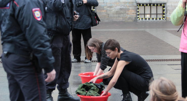 Большая стирка: в Петербурге отстирывали военную одежду от крови