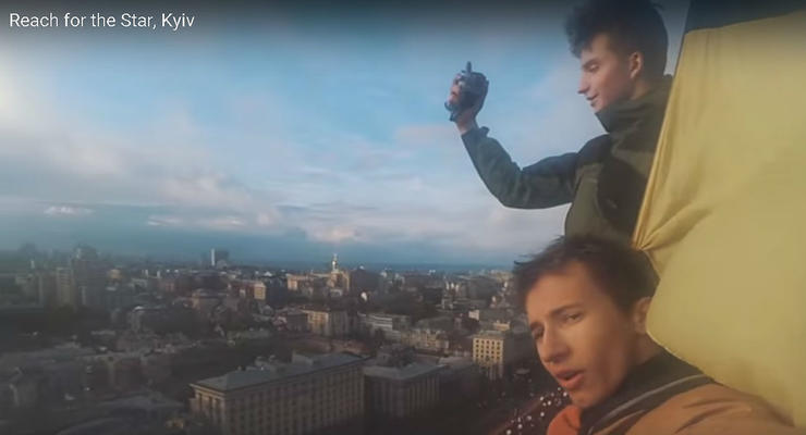 Очередную сталинскую высотку в Киеве украсили флагом Украины