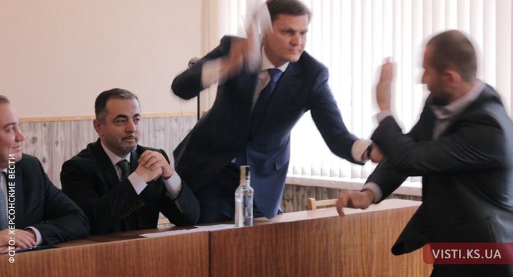В Каховке новоизбранный нардеп побил депутата от Оппоблока колбасой