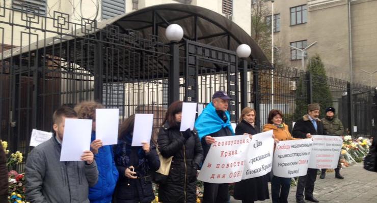 Под посольством РФ в Киеве проходит акция протеста в защиту крымских татар