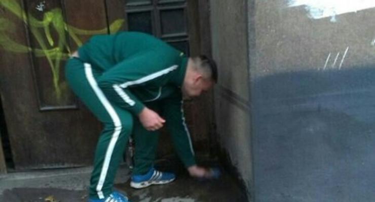 Львовская полиция не дала мужчине сделать из подъезда туалет