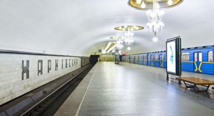 В киевском метро два человека упали на рельсы