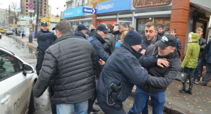 В Киеве из-за эвакуатора чуть не подрались водители и полицейские
