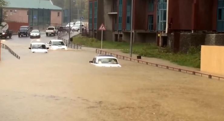 Сильный ливень в Сочи заставил машины плавать