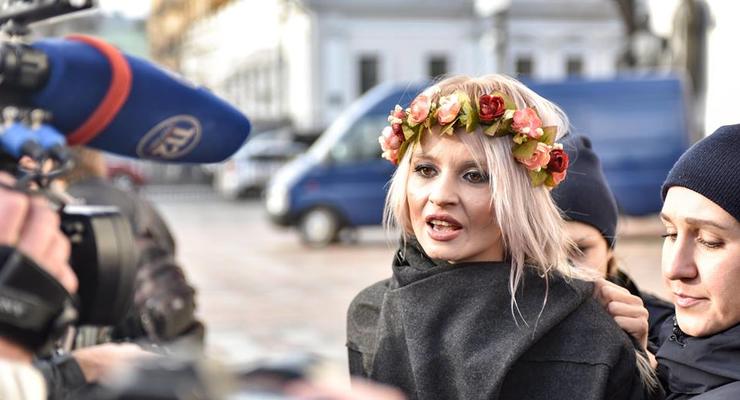 Под Радой задержали обнаженных активисток Femen