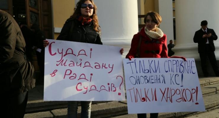 Гражданские активисты, адвокаты и вкладчики банков пикетируют съезд Совета судей в Киеве