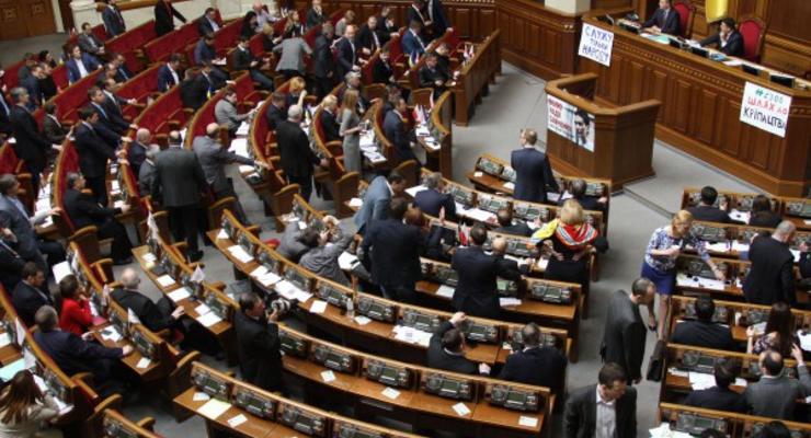 Парламент уволил более 200 судей