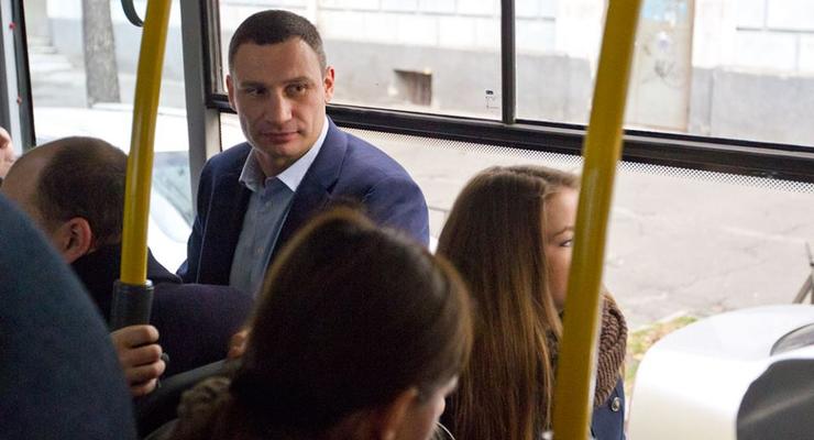 Кличко с киевлянами проехал в автобусе по Троещине