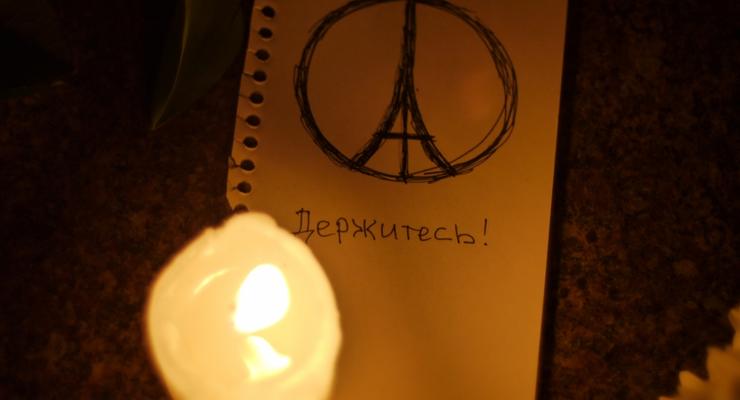 Киевляне почтили память жертв теракта в Париже у посольства Франции