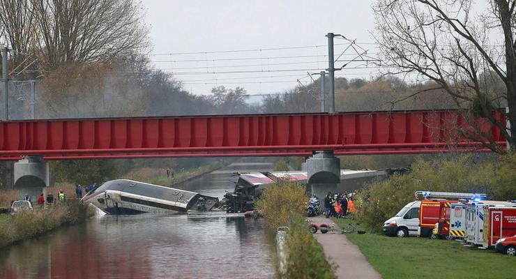 Олланд: Авария поезда на востоке Франции - несчастный случай