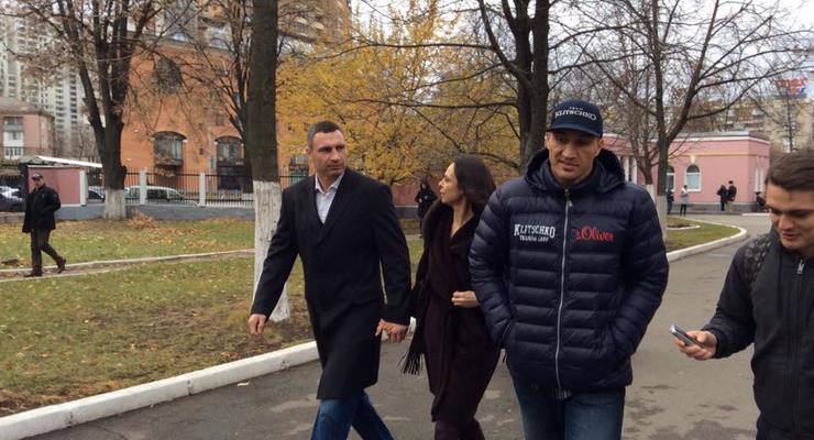 Виталий Кличко с женой и братом проголосовали на выборах в Киеве