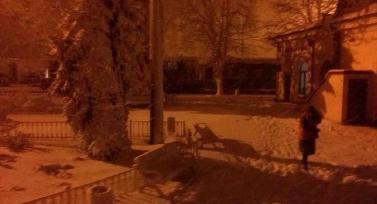 Мариуполь из-за дождя частично обесточен, Волноваху замело снегом