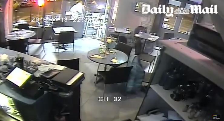 Опубликовано видео расстрела посетителей ресторана в Париже