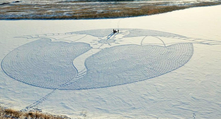 Снежный художник целый день ходил по Сибири, вытаптывая огромный рисунок