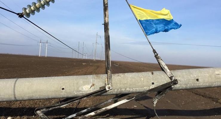 На "границе" с Крымом подорвали электроопоры и установили флаг Украины