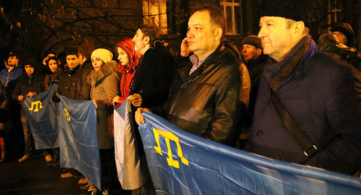 На Банковой прошел митинг солидарности с участниками блокады Крыма