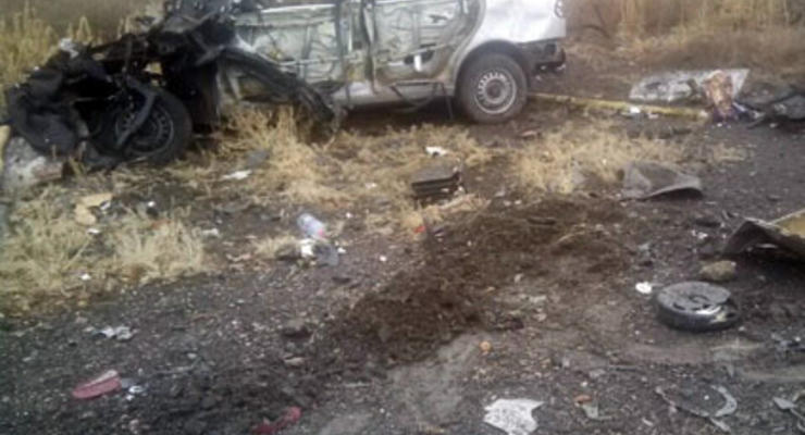 В Луганской области на фугасе подорвалась машина: есть жертвы