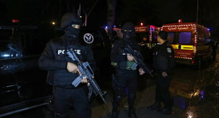 В Тунисе введено чрезвычайное положение после взрыва в центре столицы