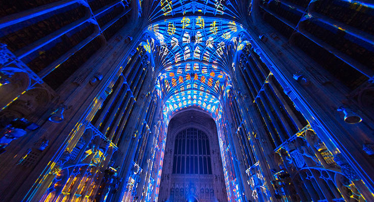 Неземная красота: часовню Королевского колледжа украсили световыми орнаментами