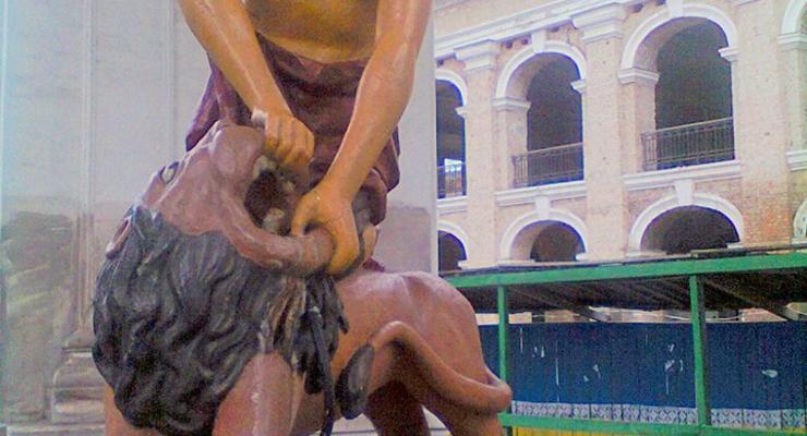 Скульптуре Самсона в Киеве отбили нос