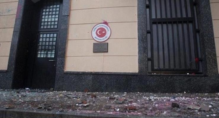 В Москве закидали камнями посольство Турции