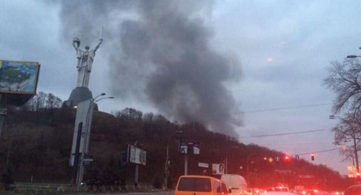 Пожар в Киеве: на Днепре горит плавучий ресторан