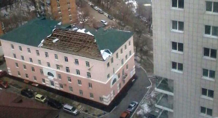 Ураганный ветер во Владивостоке сносил людей и крыши домов
