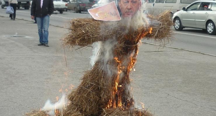 В оккупированном Симферополе сожгли чучело президента Турции