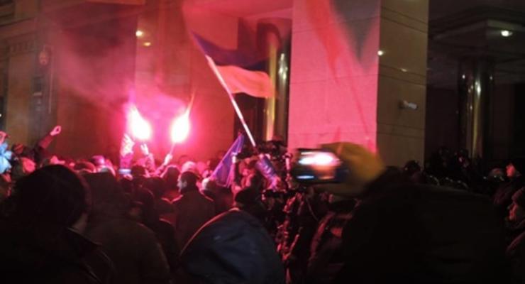 Возле офиса компании Ахметова СКМ в Киеве произошли стычки участников акции правых сил с полицией