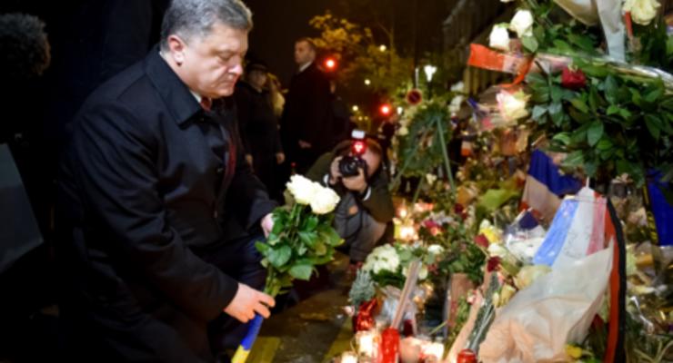 Порошенко возложил цветы на месте теракта у концертного зала Bataclan в Париже