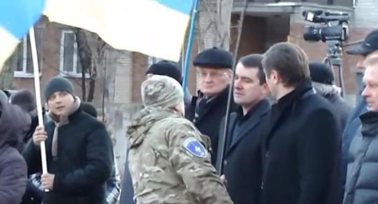 Мэр Славянска отказался брать в руки украинский флаг