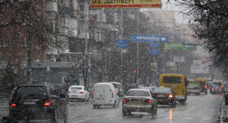 Снегопад в Киеве: центр столицы встал в пробках