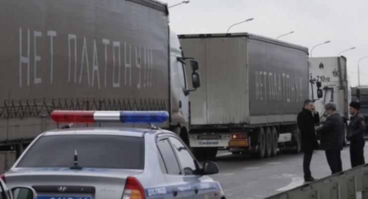 Дальнобойщиков из Санкт-Петербурга заблокировали на границе Московской области