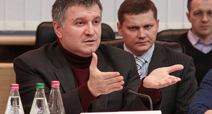 Аваков: Жаль, что Фирташ не прилетает в Украину