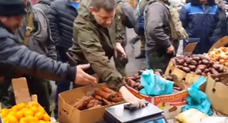 Захарченко проверил весы на рынке Донецка, взвесив свой пистолет