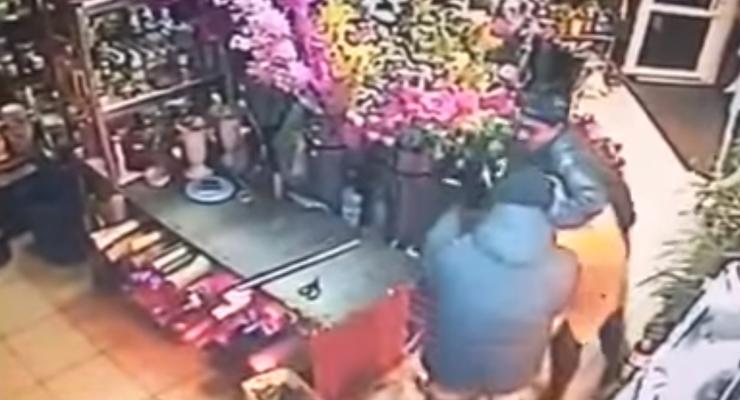 В Киеве бандиты ограбили цветочный магазин и избили продавца