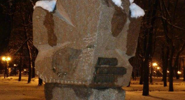 В Харькове вандалы разрушили памятник репрессированным кобзарям
