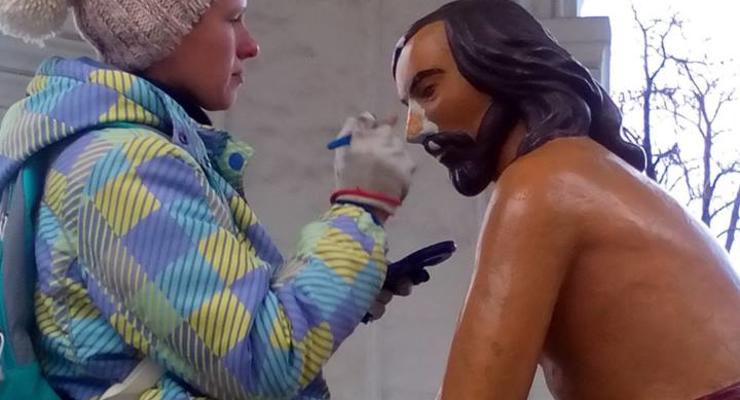 Скульптуре Самсона в Киеве сделали "пластическую операцию"