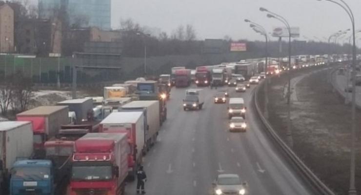 Забастовка дальнобойщиков в Москве: машины прорвались на кольцевую и создают пробки