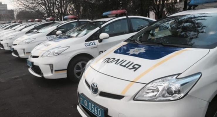В Киеве хулиганы повредили машину побеседовавших с ними полицейских