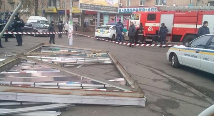 В Черкассах упавший рекламный щит травмировал семь человек